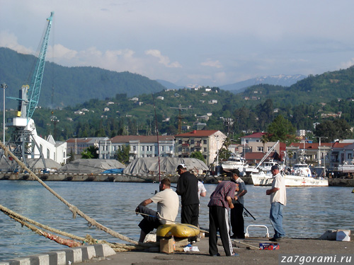 Порт Батуми и рыбаки